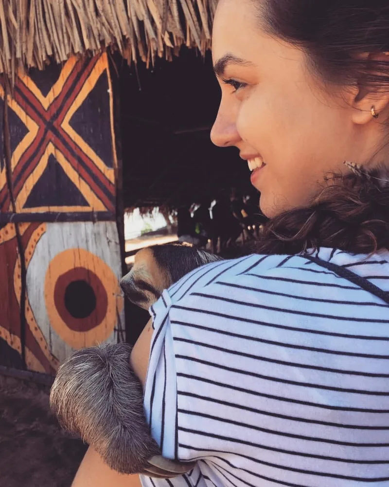 Dra. Bruna em comunidade indígena no Amazonas durante o projeto Barco da Saúde